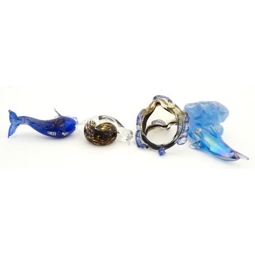 317 - A quantity of assorted studio / art glass to include Wedgwood paperweight of snail form, Mdina glass... 