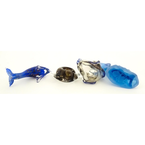 317 - A quantity of assorted studio / art glass to include Wedgwood paperweight of snail form, Mdina glass... 