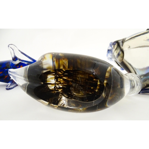 317 - A quantity of assorted studio / art glass to include Wedgwood paperweight of snail form, Mdina glass... 