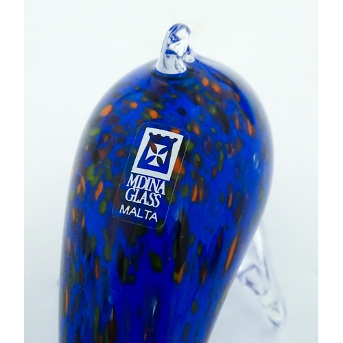 317 - A quantity of assorted studio / art glass to include Wedgwood paperweight of snail form, Mdina glass... 