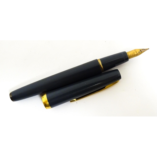 1137 - A Parker, England 'Duofold' fountain pen with 14k gold nib and green celluloid decoration. Together ... 