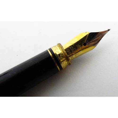1139 - A cased Conway Stewart '107' set comprising fountain pen with 14k gold nib, and ballpoint pen. Toget... 