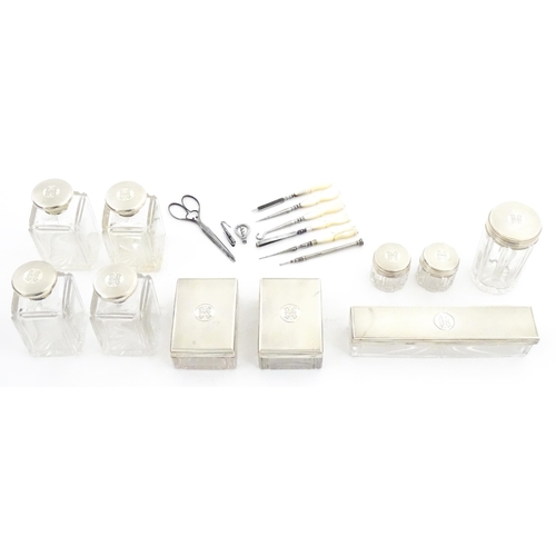 1142 - A Victorian brass bound walnut travelling vanity case / box with sprung section lower and to side, o... 