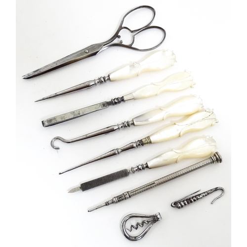 1142 - A Victorian brass bound walnut travelling vanity case / box with sprung section lower and to side, o... 