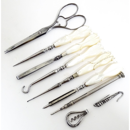 1142 - A Victorian brass bound walnut travelling vanity case / box with sprung section lower and to side, o... 