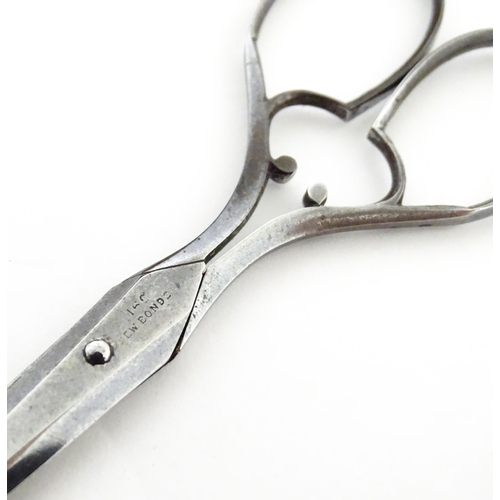 1142 - A Victorian brass bound walnut travelling vanity case / box with sprung section lower and to side, o... 