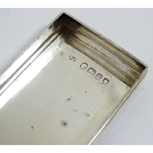 1142 - A Victorian brass bound walnut travelling vanity case / box with sprung section lower and to side, o... 