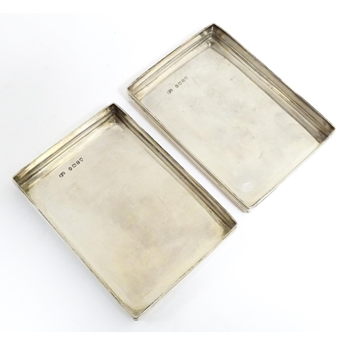 1142 - A Victorian brass bound walnut travelling vanity case / box with sprung section lower and to side, o... 