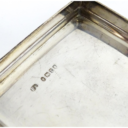 1142 - A Victorian brass bound walnut travelling vanity case / box with sprung section lower and to side, o... 