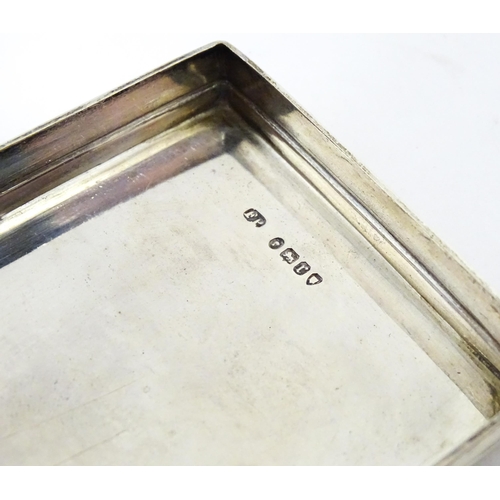 1142 - A Victorian brass bound walnut travelling vanity case / box with sprung section lower and to side, o... 