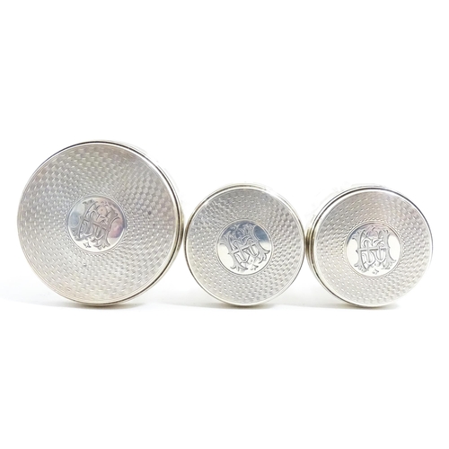 1142 - A Victorian brass bound walnut travelling vanity case / box with sprung section lower and to side, o... 