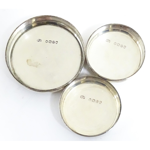 1142 - A Victorian brass bound walnut travelling vanity case / box with sprung section lower and to side, o... 