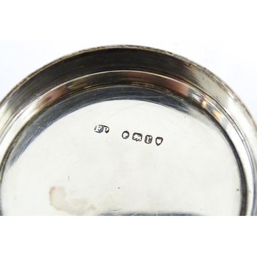 1142 - A Victorian brass bound walnut travelling vanity case / box with sprung section lower and to side, o... 