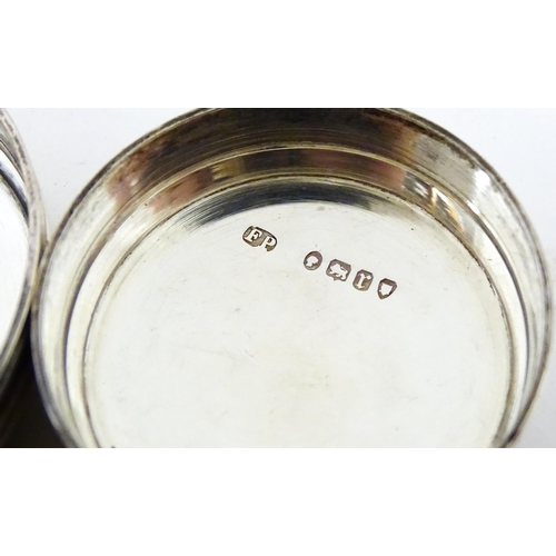 1142 - A Victorian brass bound walnut travelling vanity case / box with sprung section lower and to side, o... 