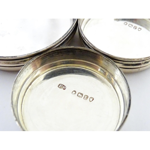 1142 - A Victorian brass bound walnut travelling vanity case / box with sprung section lower and to side, o... 