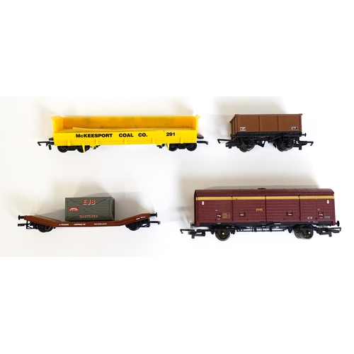 1312 - Toys - Model Train / Railway Interest : A boxed Hornby 00 gauge Gravel Tipper Freight Set, no. R1063