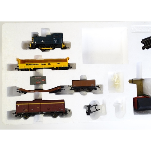 1312 - Toys - Model Train / Railway Interest : A boxed Hornby 00 gauge Gravel Tipper Freight Set, no. R1063