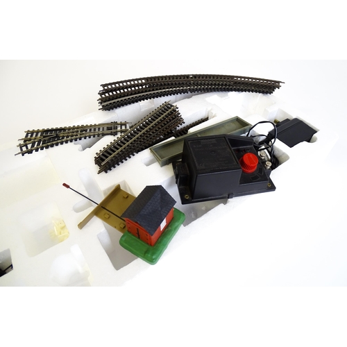 1312 - Toys - Model Train / Railway Interest : A boxed Hornby 00 gauge Gravel Tipper Freight Set, no. R1063