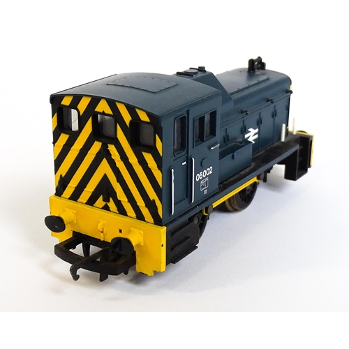 1312 - Toys - Model Train / Railway Interest : A boxed Hornby 00 gauge Gravel Tipper Freight Set, no. R1063