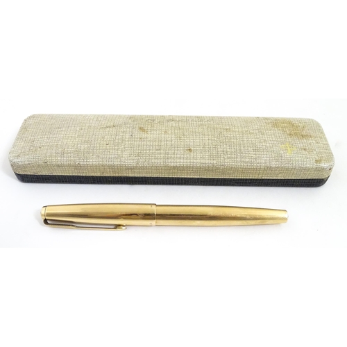 1135A - A cased Parker, England '61' fountain pen. In gold plated finish with linear decoration. Approx. 5 1... 
