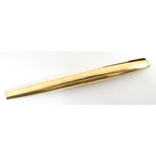 1135A - A cased Parker, England '61' fountain pen. In gold plated finish with linear decoration. Approx. 5 1... 