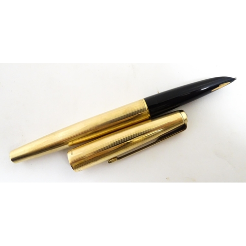 1135A - A cased Parker, England '61' fountain pen. In gold plated finish with linear decoration. Approx. 5 1... 