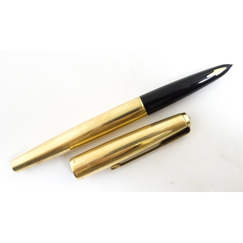 1135A - A cased Parker, England '61' fountain pen. In gold plated finish with linear decoration. Approx. 5 1... 