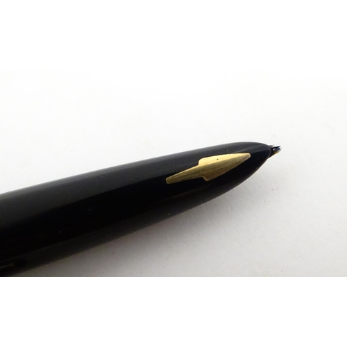 1135A - A cased Parker, England '61' fountain pen. In gold plated finish with linear decoration. Approx. 5 1... 