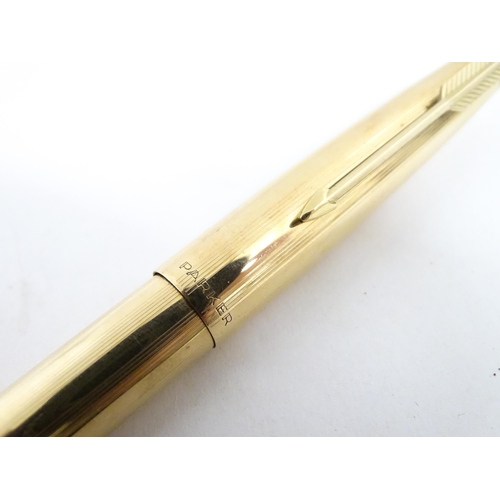 1135A - A cased Parker, England '61' fountain pen. In gold plated finish with linear decoration. Approx. 5 1... 