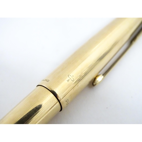 1135A - A cased Parker, England '61' fountain pen. In gold plated finish with linear decoration. Approx. 5 1... 