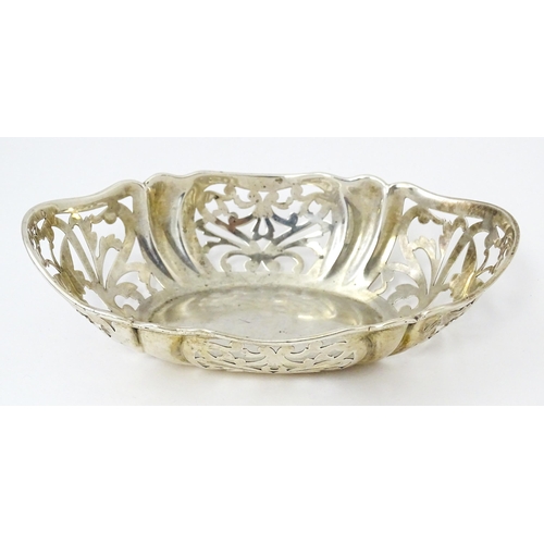 347 - A Silver bon bon dish with pierced decoration. Hallmarked Birmingham  1924, maker William Base & Son... 