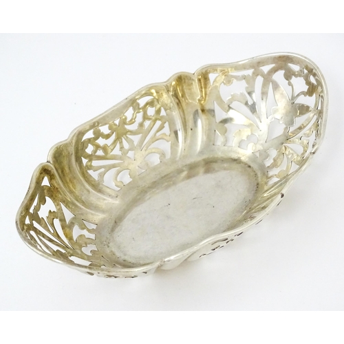 347 - A Silver bon bon dish with pierced decoration. Hallmarked Birmingham  1924, maker William Base & Son... 