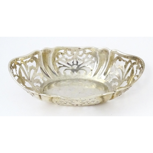 347 - A Silver bon bon dish with pierced decoration. Hallmarked Birmingham  1924, maker William Base & Son... 