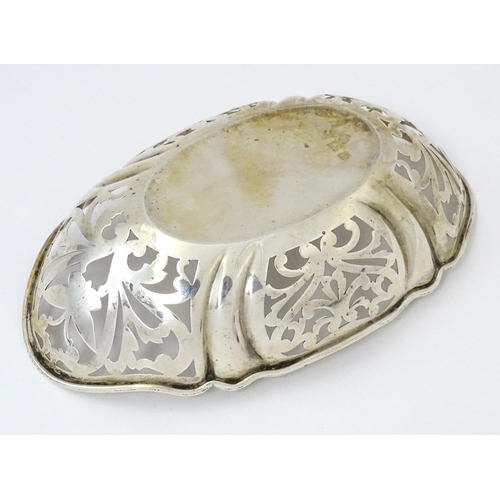347 - A Silver bon bon dish with pierced decoration. Hallmarked Birmingham  1924, maker William Base & Son... 