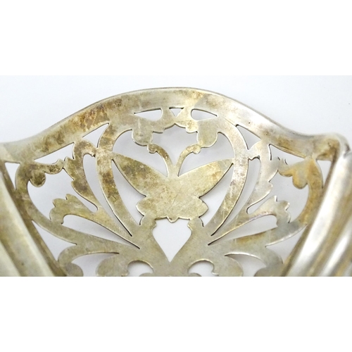 347 - A Silver bon bon dish with pierced decoration. Hallmarked Birmingham  1924, maker William Base & Son... 