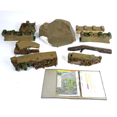 1319 - Toys - Model Train / Railway Interest : A quantity of assorted scale model railway / trackside scene... 
