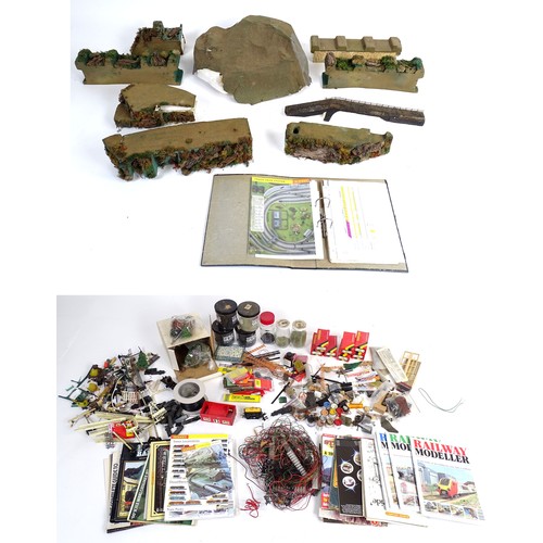 1319 - Toys - Model Train / Railway Interest : A quantity of assorted scale model railway / trackside scene... 