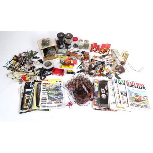 1319 - Toys - Model Train / Railway Interest : A quantity of assorted scale model railway / trackside scene... 
