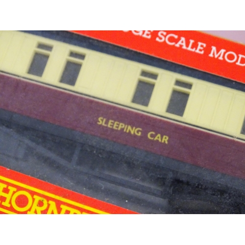 1310 - Toys - Model Train / Railway Interest : A quantity of Hornby 00 gauge coaches, to include Pullman Co... 