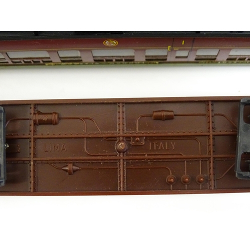 1310 - Toys - Model Train / Railway Interest : A quantity of Hornby 00 gauge coaches, to include Pullman Co... 