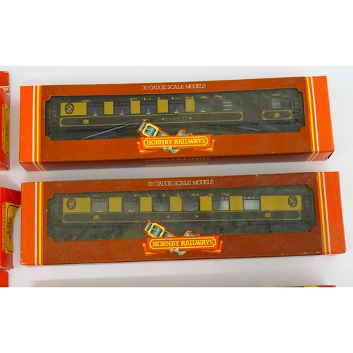 1310 - Toys - Model Train / Railway Interest : A quantity of Hornby 00 gauge coaches, to include Pullman Co... 