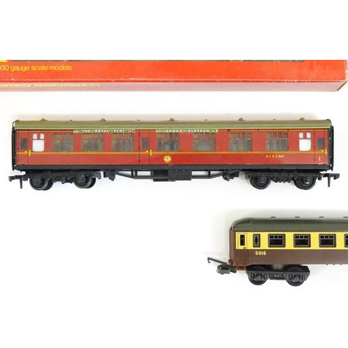 1310 - Toys - Model Train / Railway Interest : A quantity of Hornby 00 gauge coaches, to include Pullman Co... 