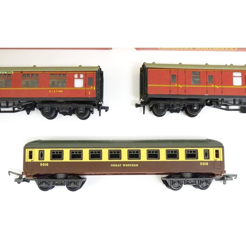 1310 - Toys - Model Train / Railway Interest : A quantity of Hornby 00 gauge coaches, to include Pullman Co... 