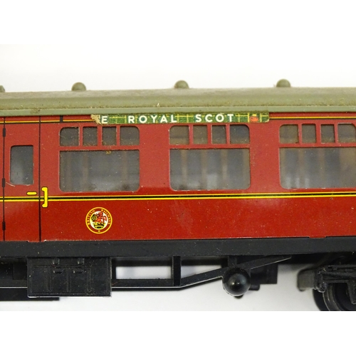 1310 - Toys - Model Train / Railway Interest : A quantity of Hornby 00 gauge coaches, to include Pullman Co... 