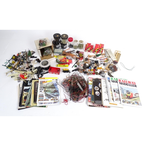 1319 - Toys - Model Train / Railway Interest : A quantity of assorted scale model railway / trackside scene... 