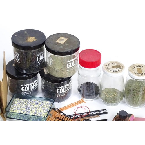 1319 - Toys - Model Train / Railway Interest : A quantity of assorted scale model railway / trackside scene... 