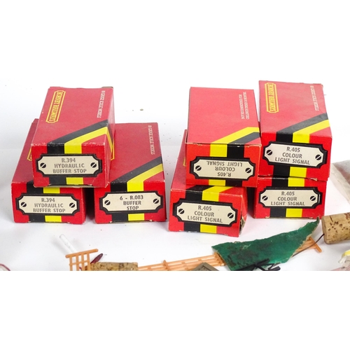 1319 - Toys - Model Train / Railway Interest : A quantity of assorted scale model railway / trackside scene... 