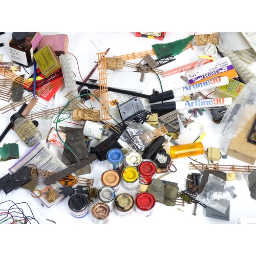 1319 - Toys - Model Train / Railway Interest : A quantity of assorted scale model railway / trackside scene... 