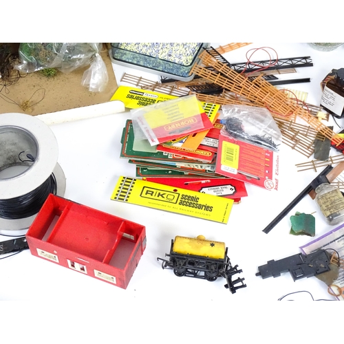 1319 - Toys - Model Train / Railway Interest : A quantity of assorted scale model railway / trackside scene... 