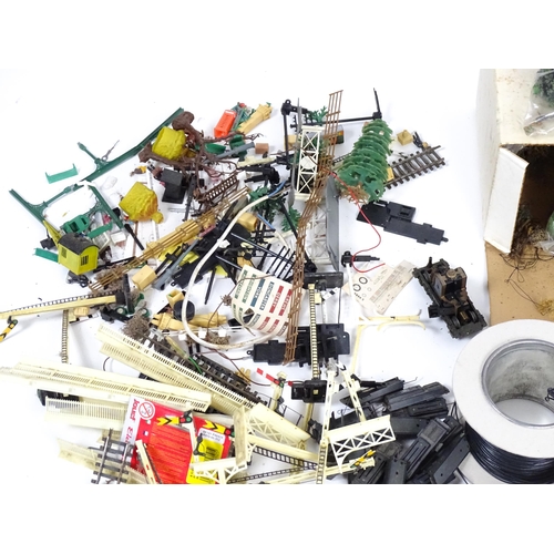 1319 - Toys - Model Train / Railway Interest : A quantity of assorted scale model railway / trackside scene... 